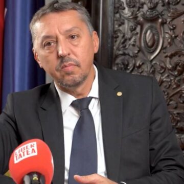 daniel-david-microfon-libertatea-1.jpg Daniel David și-a dat demisia din funcția de ministru al Educației
