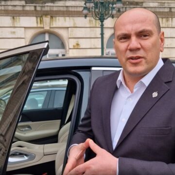 Un deputat SOS conduce un Mercedes de 123.000 de euro, dar are în declarația de avere doar o Dacia 1300