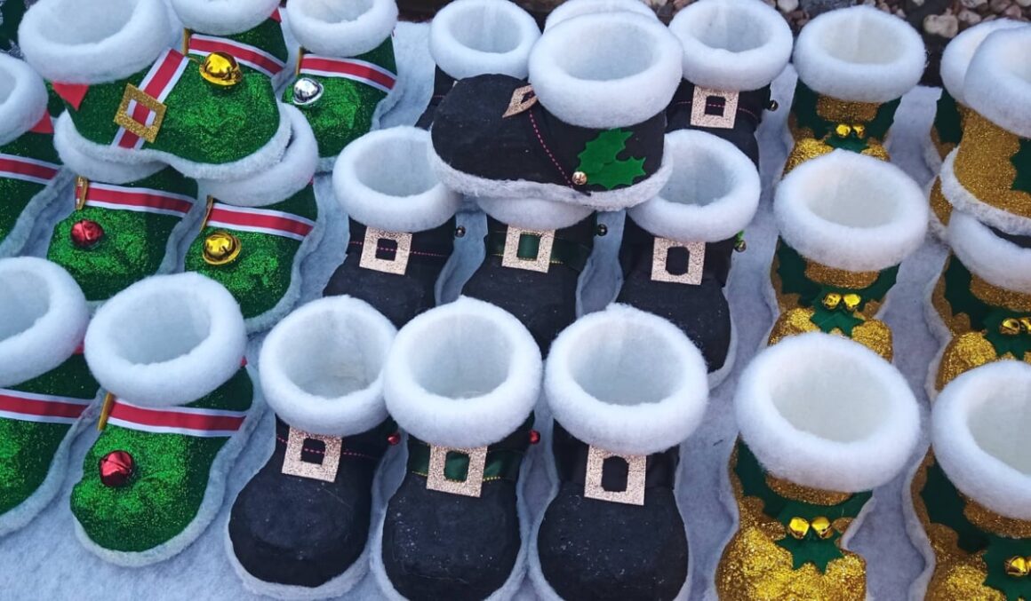 Un șofer de TIR face gratuit ghete pentru copii de ani de zile