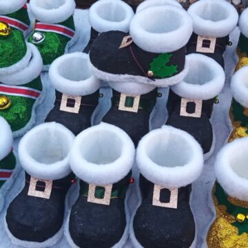 Un șofer de TIR face gratuit ghete pentru copii de ani de zile