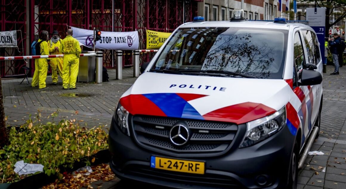 Mașina unui cântăreț olandez, furată cu cei trei copii ai săi înăuntru. Autorul, arestat în Belgia