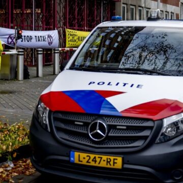 Mașina unui cântăreț olandez, furată cu cei trei copii ai săi înăuntru. Autorul, arestat în Belgia