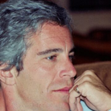 Donald Trump este acuzat că a violat o femeie împreună cu Jeffrey Epstein. Presupusa victimă a fost găsită moartă după ce a depus o plângere la poliție