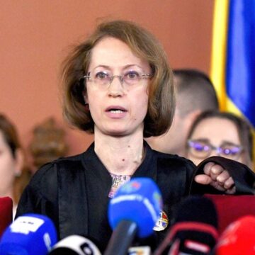 judecatoatea-raluca-morosanu-primul-mesaj-dupa-ce-a-spus-ca-suntem-terorizati-la-cab-e1765548339987.jpg „Ăștia fac ca Ceaușescu”. Cum a plănuit Raluca Moroșanu să spună că e teroare la CAB