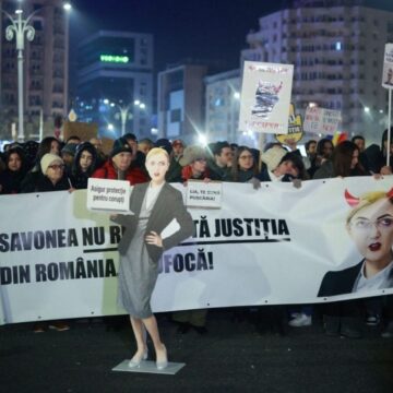 protest-justitie-piata-victoriei-9-e1765654343285.jpg Nou protest în Piața Victoriei din București. Câteva mii de oameni au cerut demisia Liei Savonea pentru neregulile din justiție