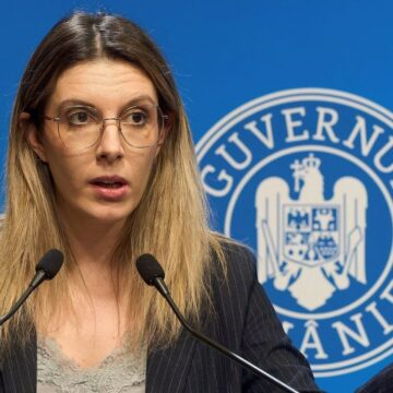 scandalul-celor-100-000-de-oameni-din-prahova-si-dambovita-fara-apa-ia-amploare-ministrul-mediului-a-cerut-sa-dam-apa-menajera-ne-am-opus-nu-imbolnavim-populatia-e1764530122194.jpg Diana Buzoianu a reacționat după ce Sorin Grindeanu i-a cerut lui Ilie Bolojan să o demită