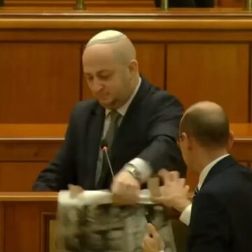 silviu-vexler-a-rupt-portretele-lui-eminescu-goga-eliade-si-kogalniceanu-in-parlament-ce-spune-institutul-elie-wiesel.jpg Silviu Vexler a rupt portretele lui Eminescu, Goga, Eliade și Kogălniceanu în Parlament. Ce spune Institutul Elie Wiesel