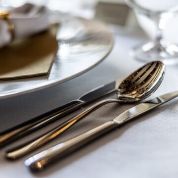 Cum ar fi încercat majordomul șef de la palatul lui Emmanuel Macron să vândă vesela furată pe Vinted