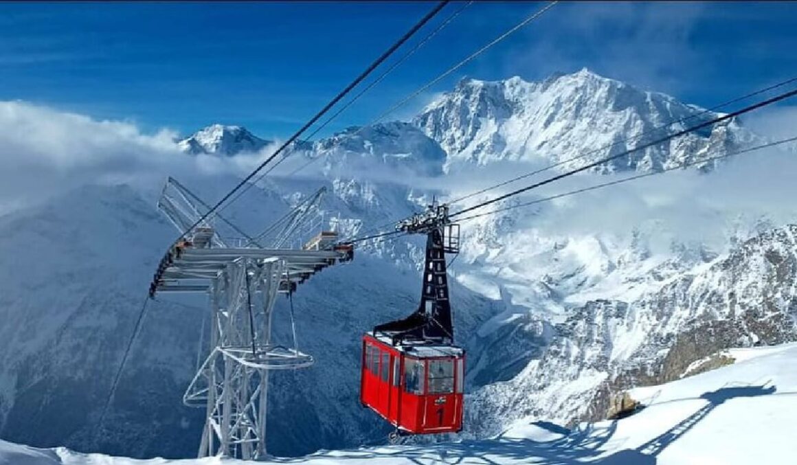 100 de oameni au rămas blocați la 2.800 de metri, fiind evacuați cu elicopterul, după un accident cu o telecabină de schi, în Italia