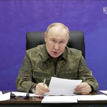 Vladimir Putin se filmează din nou în ținută militară și revendică pentru a doua oară cucerirea orașului Pokrovsk, de această dată înainte de vizita lui Steve Witkoff