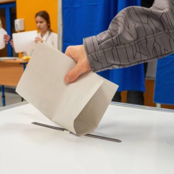 Cu cine ar vota românii la parlamentare, conform unui sondaj INSCOP. PSD, PNL și USR în scădere