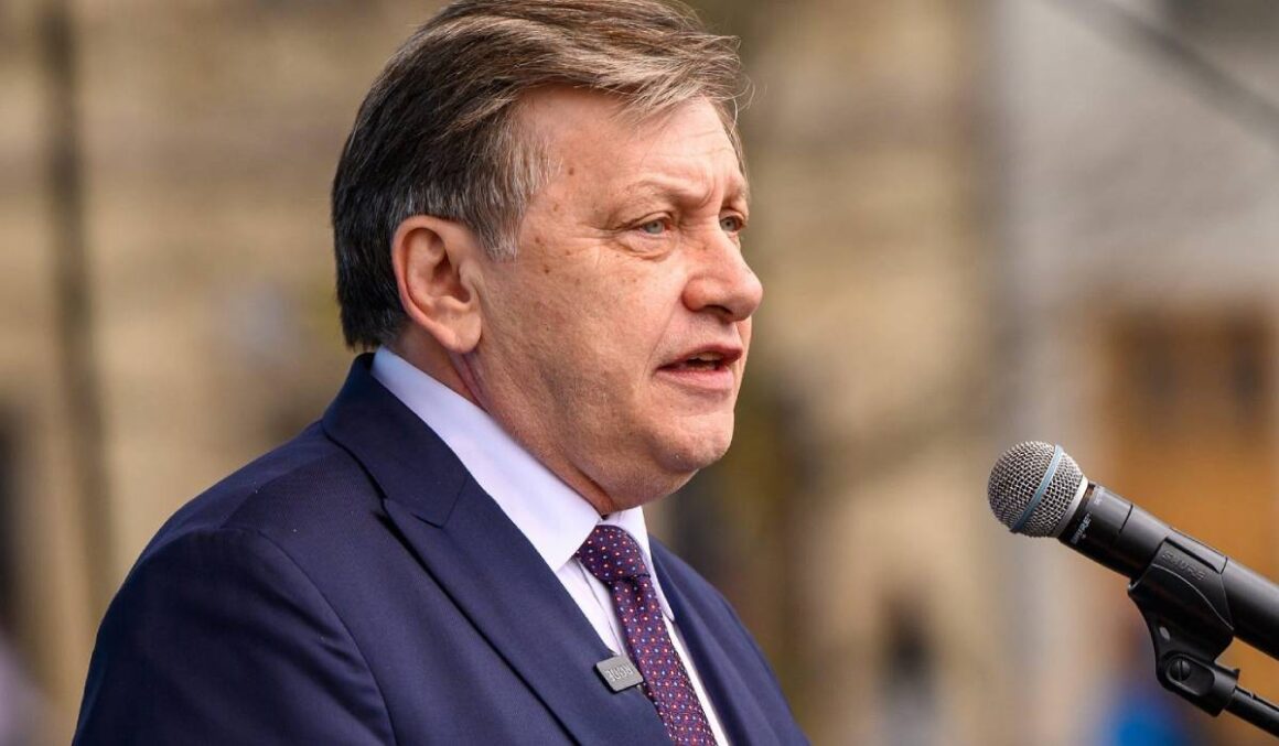 Antonescu reacționează dur la criticile lui CTPȘ „Nu vă expuneți ridicolului maxim”