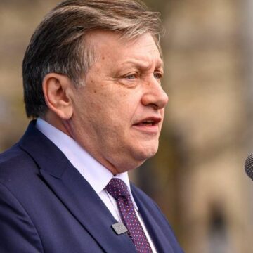 crina-antonesc-discurs.jpg Antonescu reacționează dur la criticile lui CTPȘ „Nu vă expuneți ridicolului maxim”