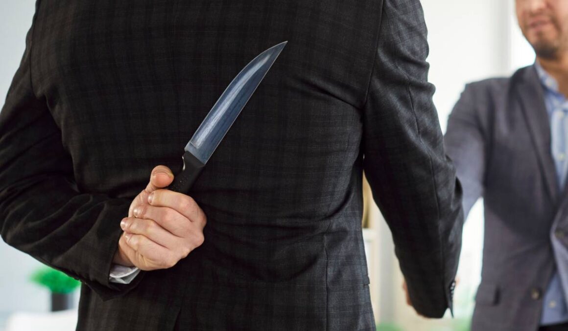 S-au înjunghiat la prânz și s-au împăcat până a venit poliția, într-un oraș din Italia