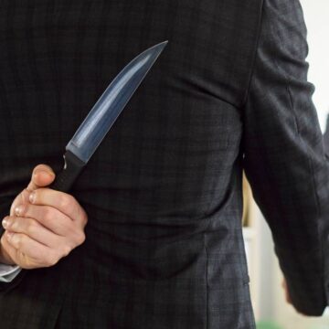 S-au înjunghiat la prânz și s-au împăcat până a venit poliția, într-un oraș din Italia