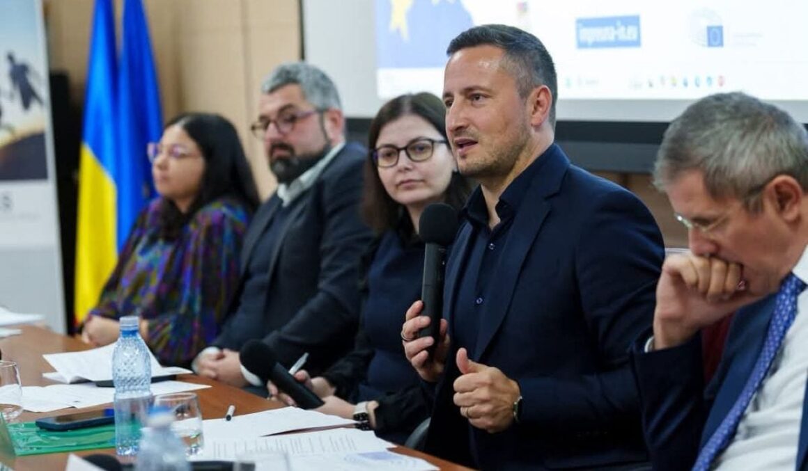 Mesajul europarlamentarului Nicu Ştefănuţă pentru George Simion care a tăiat un tort în forma Groenlandei, în SUA