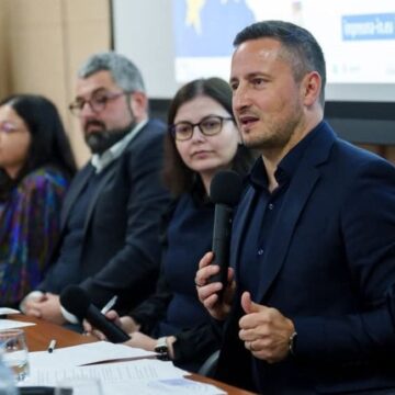 Mesajul europarlamentarului Nicu Ştefănuţă pentru George Simion care a tăiat un tort în forma Groenlandei, în SUA