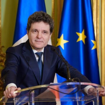 nicusor.jpg „Toată lumea poate să cumpere cu 10% mai puţin, românii au suferit deja”