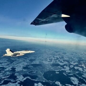 Nicușor Dan a ajuns în România cu Spartan. A fost escortat de 2 avioane F-18 în Elveția