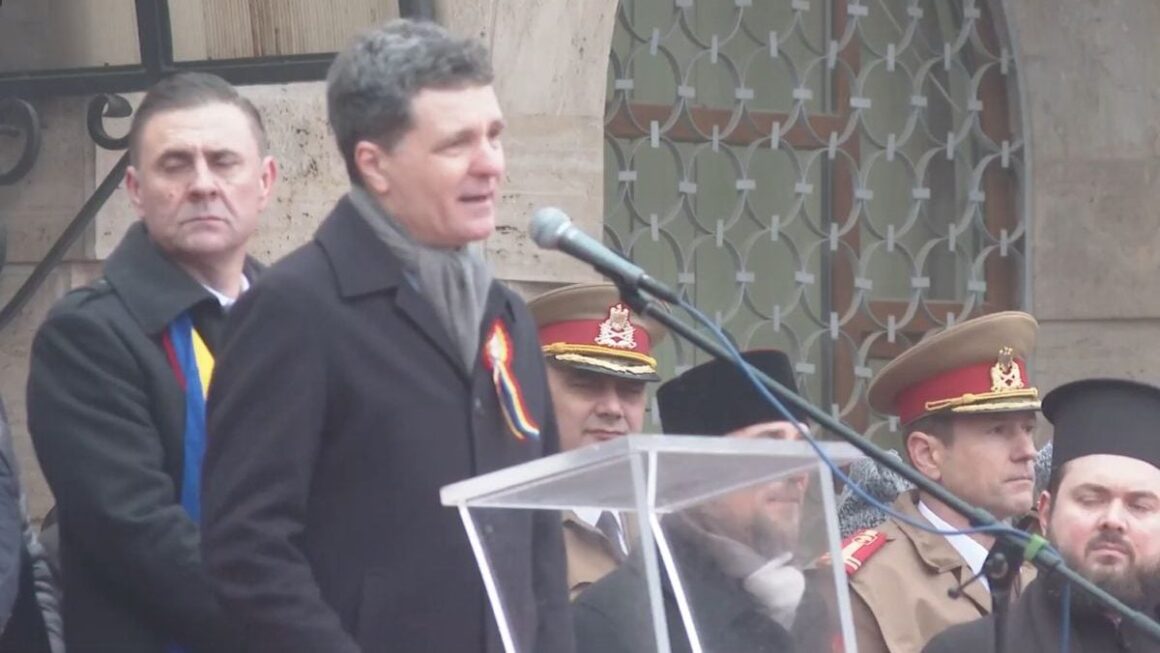 Nicuşor Dan, huiduit şi aplaudat la Focşani: „La mulţi ani, dragi focşăneni, care huiduiţi”. Şeful statului s-a prins în Hora Unirii