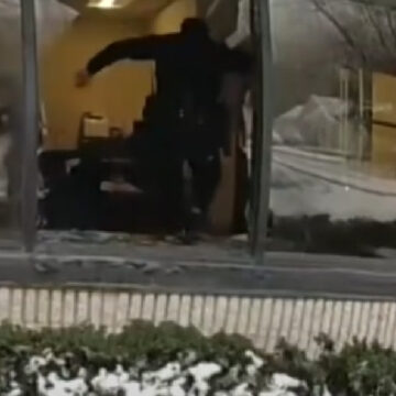 Alarma de la o bancă din New York a fost declanșată de un „intrus neașteptat” care a rămas blocat în interior