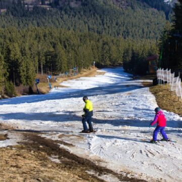 Sute de pârtii abandonate din cauza lipsei de zăpadă