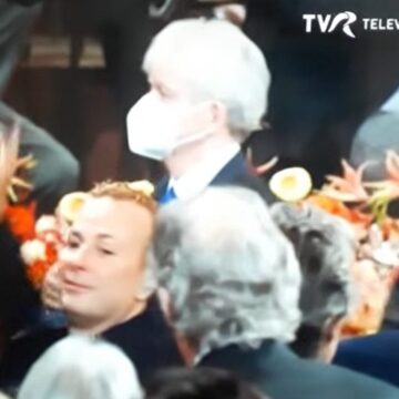 usr-sustine-ca-tvr-jigneste-strainii-si-minoritatile-cu-logo-ul-televiziunea-romanilor-ce-spune-robert-schwartz-seful-radioului-public-e1767293057526.jpg USR susține că TVR jignește minoritățile cu logo-ul „Televiziunea românilor”. Ce spune Robert Schwartz, șeful Radioului public