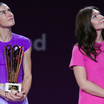 Cu-trofeul-in-mana-Simona-Halep-i-a-spus-6-cuvinte-Soranei-Cirstea-dupa-„cea-mai-frumoasa-saptamana-din-viata-ei.jpg Cu trofeul în mână, Simona Halep i-a spus 6 cuvinte Soranei Cîrstea după „cea mai frumoasă săptămână” din viața ei