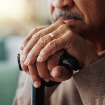 Un milionar de 102 fost răpit de familie din spital după ce rudele au aflat că s-a căsătorit în secret cu o îngriitoare de 68 de ani