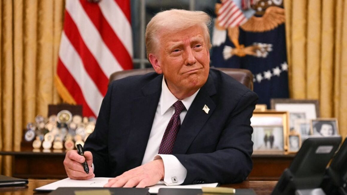 Donald Trump vrea ca aeroportul din Washington şi o gară din New York să poarte numele lui, în schimbul deblocării unor bani