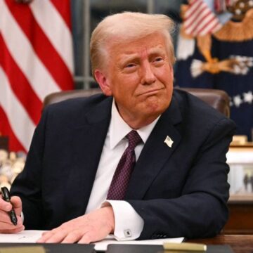 Donald Trump vrea ca aeroportul din Washington şi o gară din New York să poarte numele lui, în schimbul deblocării unor bani