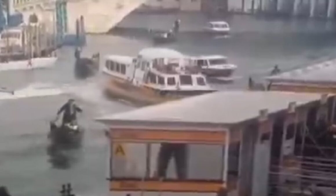 feribot-scapat-de-sub-control-venetia.jpg Momentul în care o ambarcațiune turistică a lovit mai multe gondole în Veneția, iar pasagerii au fost aruncați în apă