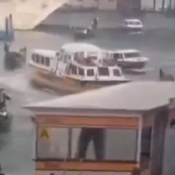 Momentul în care o ambarcațiune turistică a lovit mai multe gondole în Veneția, iar pasagerii au fost aruncați în apă