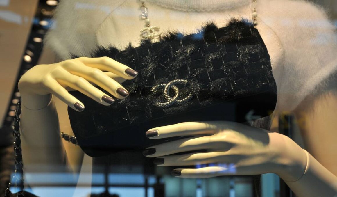 O angajată a distrus 383 de genți Chanel, dar instanța obligă firma să o reangajeze și să îi plătească 13.000 de euro