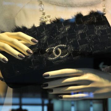 O angajată a distrus 383 de genți Chanel, dar instanța obligă firma să o reangajeze și să îi plătească 13.000 de euro