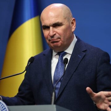 ilie-bolojan-in-conferinta-de-presa-gesticuleaza-larg-cu-mainile-e1770227834683.jpeg Ilie Bolojan anunță controale la persoanele cu dizabilități care au obținut certificate discutabile pentru a evita abuzurile