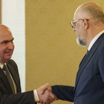kelemen-hunor-spera-ca-ilie-bolojan-sa-revina-asupra-deciziei-de-a-creste-taxele-si-impozitele-e1770153740801.jpg „Bolojan a cerut răgaz de gândire”. Kelemen Hunor i-a spus să scadă taxele și impozitele