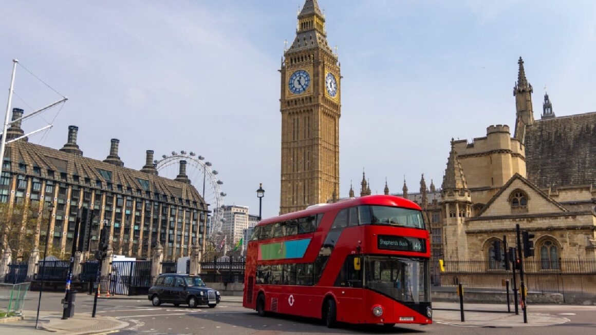 Românii care merg în Marea Britanie vor avea nevoie de ETA. Când se aplică noua regulă și cât costă