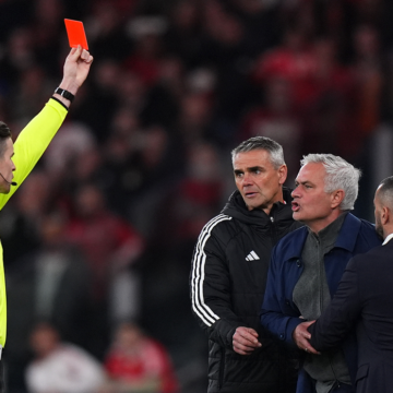 Jose Mourinho a țipat la arbitru și a primit cartonașul roșu după ce a intrat pe teren!