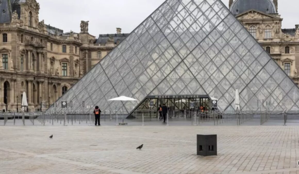 O operă de artă din secolul XIX, puternic avariată de o inundație la Luvru. Muzeul se află și în centrul unei fraude