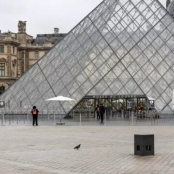 O operă de artă din secolul XIX, puternic avariată de o inundație la Luvru. Muzeul se află și în centrul unei fraude