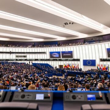 Statele membre ale UE pot trimite solicitanții de azil în țări cu care nu au nicio legătură