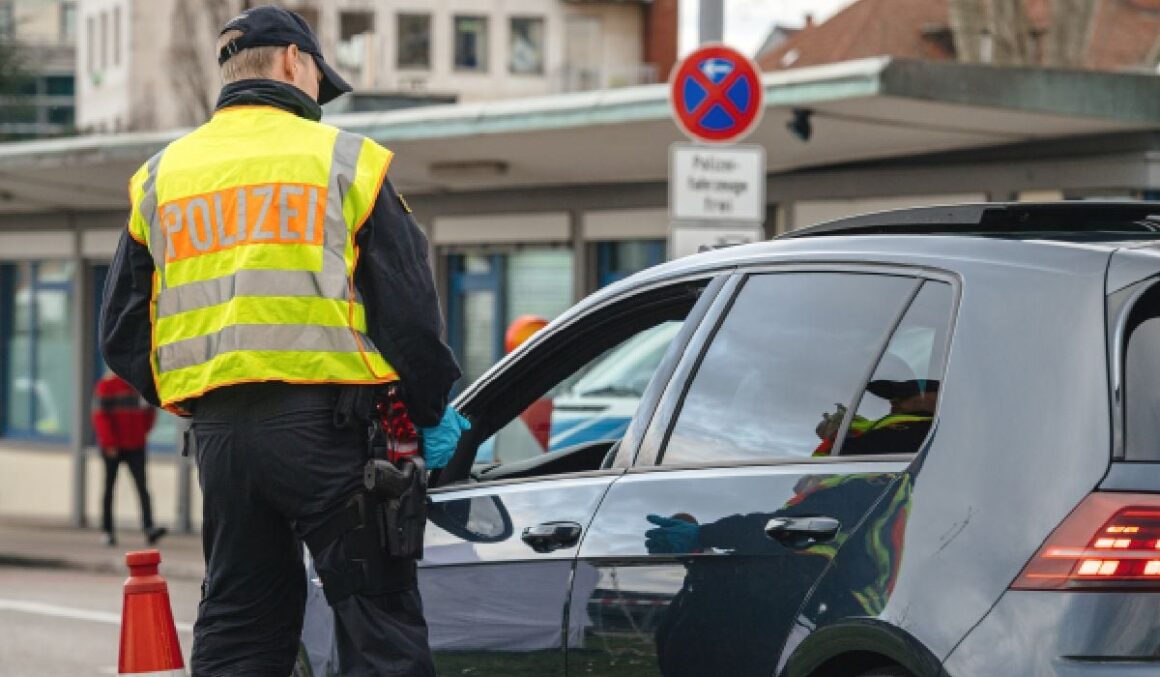 Un român a parcat în fața unei gări ca să ajungă la o nuntă și le-a oferit bani polițiștilor germani de mai multe ori