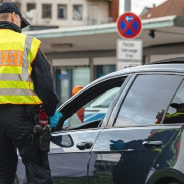 Un român a parcat în fața unei gări ca să ajungă la o nuntă și le-a oferit bani polițiștilor germani de mai multe ori