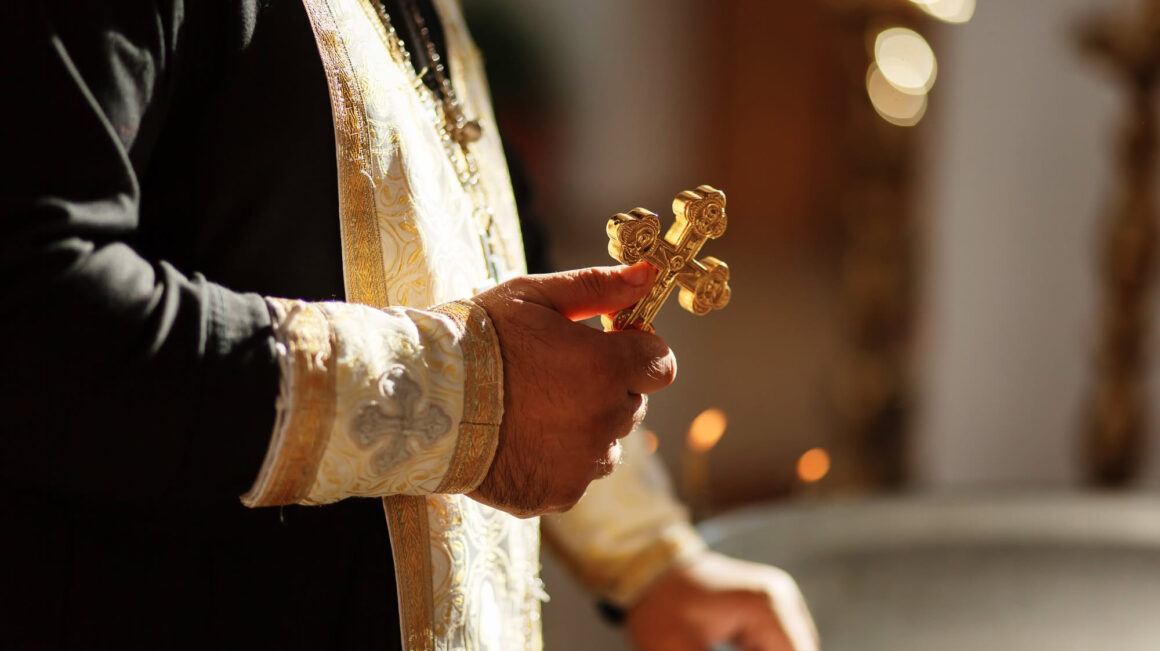 Antrenorul suspendat și deghizat în preot a fost prins după ce a lovit un fotbalist advers