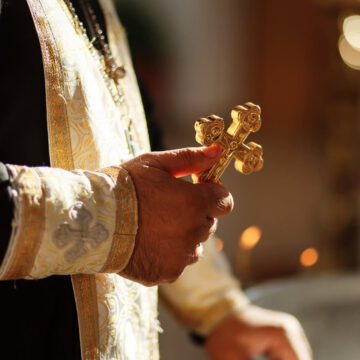 Antrenorul suspendat și deghizat în preot a fost prins după ce a lovit un fotbalist advers