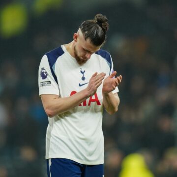 Britanicii-au-anuntat-pretul-de-transfer-al-lui-Radu-Dragusin.jpg Radu Drăguşin, imaginea disperării. Cum arăta românul la 5-2 pentru Atletico, în minutul 89