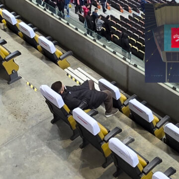 cu privirea în gol și singur în tribună, Andrei Nicolescu a rămas încremenit minute bune după finalul meciului cu Universitatea Craiova