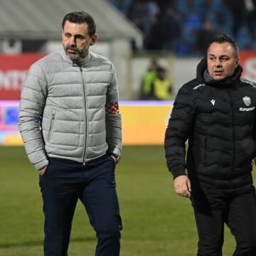 Sedinta-la-Saftica-ultrasii-din-PCH-si-Peluza-Sud-au-mers-in-cantonament-dupa-boicotul-de-la-meciul-cu-Metalul-Buzau.-Ce-au-discutat-cu-Zeljko-Kopic-si-Florentin-Petre.jpg Ultrașii din PCH și Peluza Sud au mers în cantonament după boicotul de la meciul cu Metalul Buzău