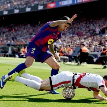 Verdictul spaniolilor despre faza controversată în care Andrei Rațiu a cerut penalty în Barcelona